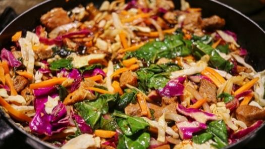 Street food truck menu ideas - Colourful stir fry dish - Photo by Kleine Beyers from Pexels